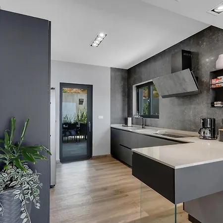 Grace 2 Luxury In Makarska, Private Pool Villa *
